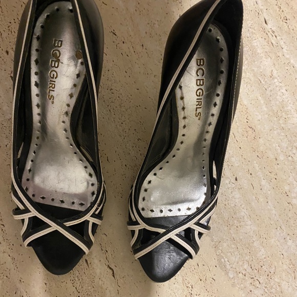 Sweet BCBG peep toe, cut out heels - Picture 4 of 4